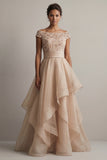 Vestido de Mãe da Noiva com Decote Bateau com Lantejoulas