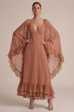 Vestido de convidado de casamento castanho com decote em V e decote em V com capa