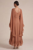 Vestido de convidado de casamento castanho com decote em V e decote em V com capa
