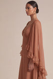 Vestido de convidado de casamento castanho com decote em V e decote em V com capa