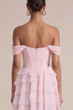Espartilho cor-de-rosa Um vestido mini com folhos em camadas de linha para