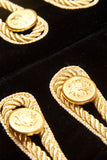 Casaco militar preto de gola alta alta, cordão dourado e tranças