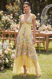 Vestido floral bordado em V amarelo em tule com decote em V e mangas curtas