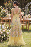 Vestido floral bordado em V amarelo em tule com decote em V e mangas curtas