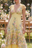 Vestido floral bordado em V amarelo em tule com decote em V e mangas curtas