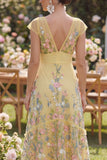 Vestido floral bordado em V amarelo em tule com decote em V e mangas curtas