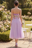 Vestido Midi Floral Bordado Linha A em Tule Lilas, sem alças para Convidada de Casamento