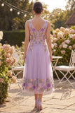 Vestido Midi Floral Midi Bordado em Linha A em Tule Lilas, decote em V para Convidada de Casamento