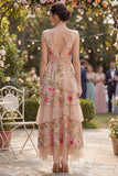 Vestido longo floral bordado em níveis, tule decote em V, blush para Convidada de Casamento