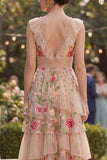 Vestido longo floral bordado em níveis, tule decote em V, blush para Convidada de Casamento