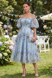 Vestido midi floral, com missangas em tule linha A fora dos ombros para Convidada de Casamento