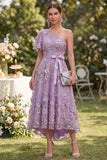Vestido floral midi com laço em tule lilas, linha A, um ombro aplicado com missangas para Convidada de Casamento
