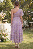 Vestido floral midi com laço em tule lilas, linha A, um ombro aplicado com missangas para Convidada de Casamento