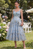 Vestido Midi Floral Midi A-Line Aplicado com Missangas e Franzidos para Convidada de Casamento
