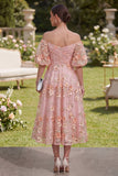 Vestido midi floral franzido com linhas de tule com ombro despontados e rosa para Convidada de Casamento