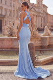 Vestido de baile de finalista azul sereia, decote halter e decote arrugado, adornado em pérolas, com contas