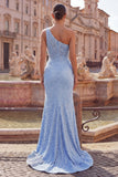 Vestido de baile azul longo com contas e sereia com um ombro e fenda