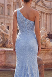 Vestido de baile azul longo com contas e sereia com um ombro e fenda