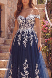 Vestido longo de baile de finalistas azul-marinho com ombros descobertos em tule