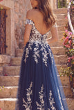Vestido longo de baile de finalistas azul-marinho com ombros descobertos em tule