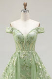 Vestido de Baile Longo Verde Ombros à Vista Floral e Capa
