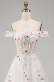 Espartilho floral branco brilhante com contas caídas no ombro Um vestido de noiva longo de linha