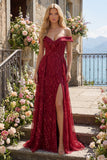 Borgonha brilhante no ombro Um vestido comprido de baile com misangas e capa