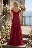 Borgonha brilhante no ombro Um vestido comprido de baile com misangas e capa