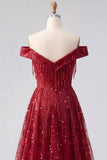Borgonha brilhante no ombro Um vestido comprido de baile com misangas e capa