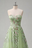 Vestido de Baile de Tule A-Line Bordado Floral Verde Sem Alças