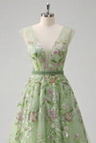 Vestido de Baile de Tule A-Line Bordado Verde com decote em V