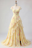 Mangas Amarelas Um Vestido de Baile Floral com Folhos e Fenda