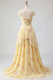 Mangas Amarelas Um Vestido de Baile Floral com Folhos e Fenda
