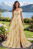 Mangas Amarelas Um Vestido de Baile Floral com Folhos e Fenda