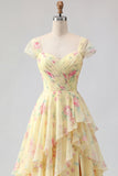 Mangas Amarelas Um Vestido de Baile Floral com Folhos e Fenda