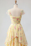 Mangas Amarelas Um Vestido de Baile Floral com Folhos e Fenda