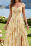 Mangas Amarelas Um Vestido de Baile Floral com Folhos e Fenda