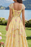 Mangas Amarelas Um Vestido de Baile Floral com Folhos e Fenda
