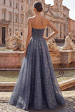 Elegante vestido de baile estrelado, com corpete escultórico e franzido e saia em linha A