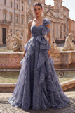 Vestido de baile azul poeirento, um ombro comprido, com laço oversized e folhos em cascata