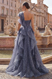 Vestido de baile azul poeirento, um ombro comprido, com laço oversized e folhos em cascata