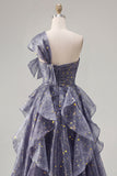 Vestido de baile azul poeirento, um ombro comprido, com laço oversized e folhos em cascata