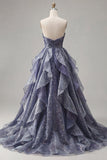 Vestido de baile azul poeirento, alças, com corpete franzido e folhos em cascata