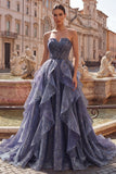 Vestido de baile azul poeirento, alças, com corpete franzido e folhos em cascata