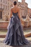 Vestido de baile azul poeirento, alças, com corpete franzido e folhos em cascata