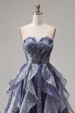 Vestido de baile azul poeirento, alças, com corpete franzido e folhos em cascata