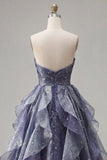 Vestido de baile azul poeirento, alças, com corpete franzido e folhos em cascata