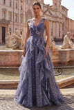 Elegante vestido de baile azul poeirento em tule com decote em V e folhos em camadas
