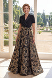 Um vestido Jacquard preto de decote em V longo com laço e laço