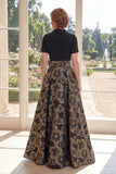 Um vestido Jacquard preto de decote em V longo com laço e laço